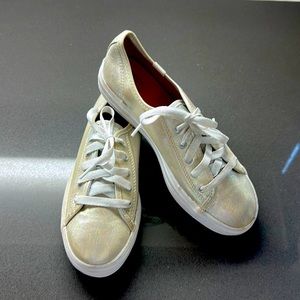 Girls Memory Foam Sneakers Size: 4